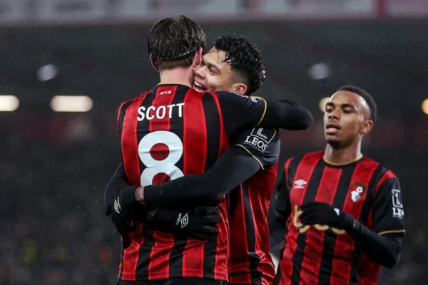 Bournemouth marca no lance final e bate Liverpool na Premier League