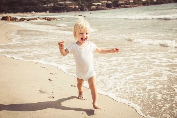 Vai para praia com bebê? Veja o que não pode faltar na mala