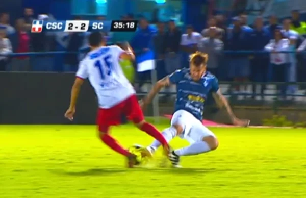 Jogador de futebol quebra perna de maneira inacreditável. Veja vídeo