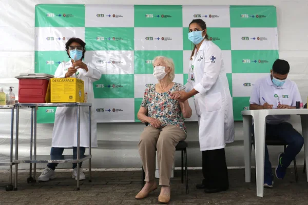Governo de SP inicia vacinação de pessoas de 77 a 79 anos no dia 3