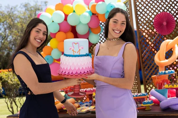 Dose dupla: Valentina e Vittoria Foresti fazem 20 anos com pool party