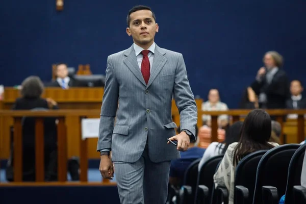 Júri de Adriana atrai estudantes de direito e até vizinhos dos Villela