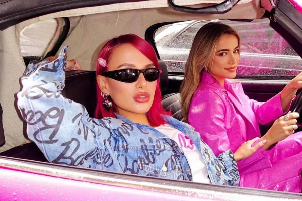 Duas mulheres no interior de um carro cor de rosa - Metrópoles
