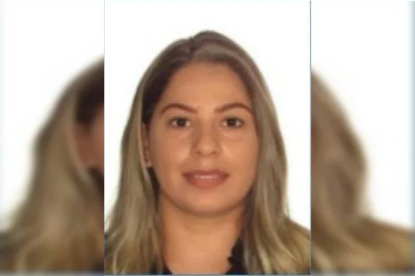 mulher loira sorrindo