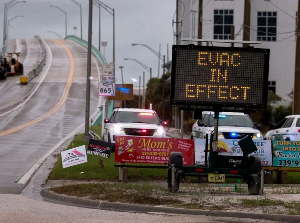 Imagem colorida de placa alertando evacuação após aproximação de furacão milton - Metrópoles