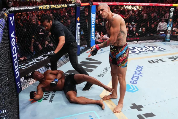 Imagem colorida de Alex Poatan debochando de Jamahal Hill - Metrópoles