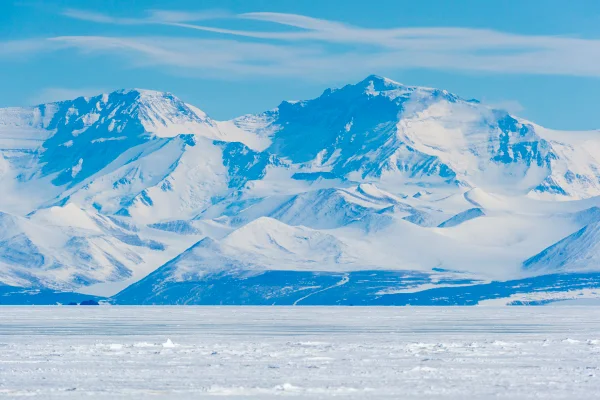 Montanhas cobertas por gelo na Antártica - Metrópoles