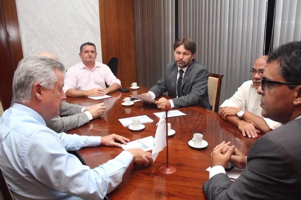 Distritais se reúnem com Rollemberg para debater greve dos professores
