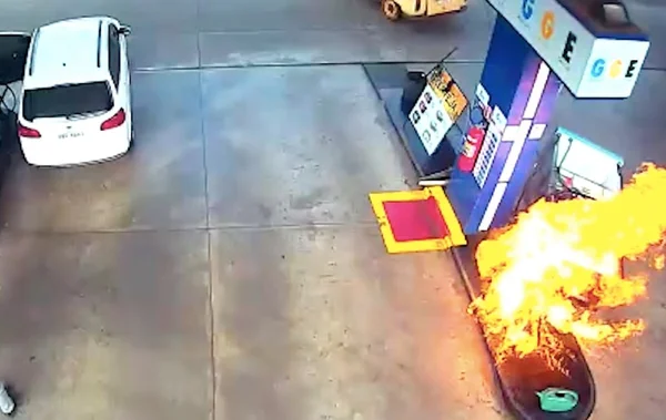 Bomba de combustível pega fogo após carro arrancar com a mangueira ainda conectada
