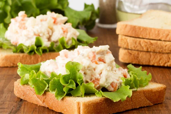 fatias de pão servidas com salada de ovo e alface