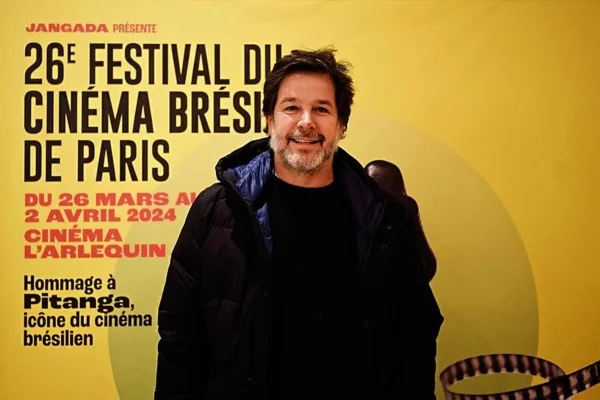 Murilo Benicio posa de casaco durante um evento em Paris - Metrópoles