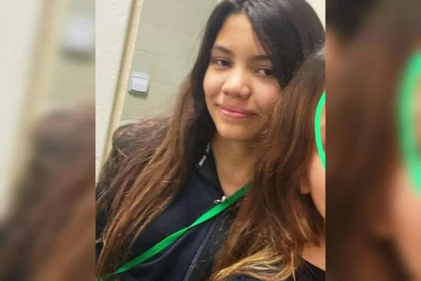 Menina morena com blusa preta - Metrópoles