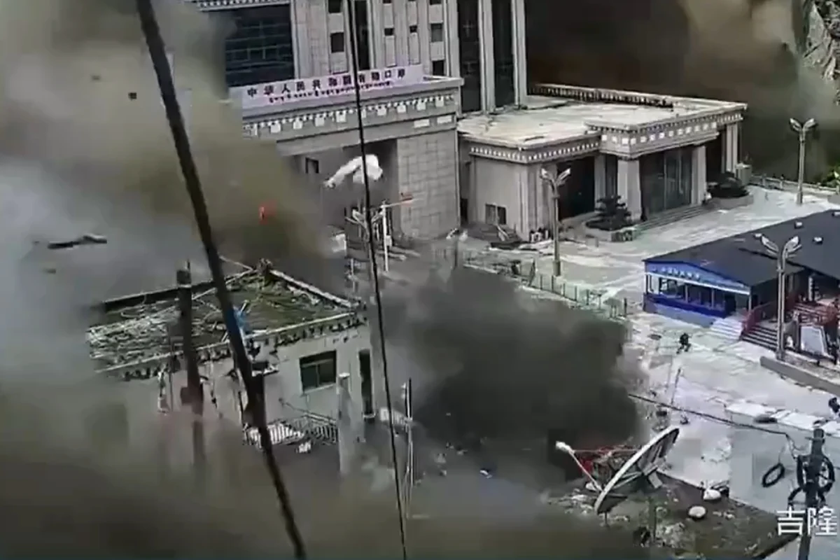 Imagens mostram enxurrada de lama violenta destruindo vila no Nepal Imagens mostram enxurrada de lama violenta destruindo vila no Nepal