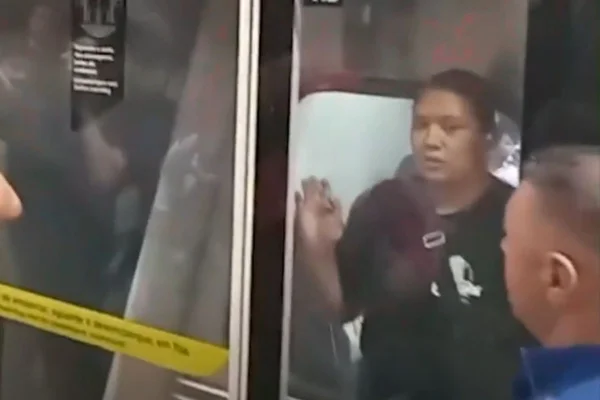 mulher presa no metrô