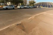 Uma das rampas de acessibilidade que dá acesso às vagas está rachando Uma das rampas de acessibilidade que dá acesso às vagas está rachando