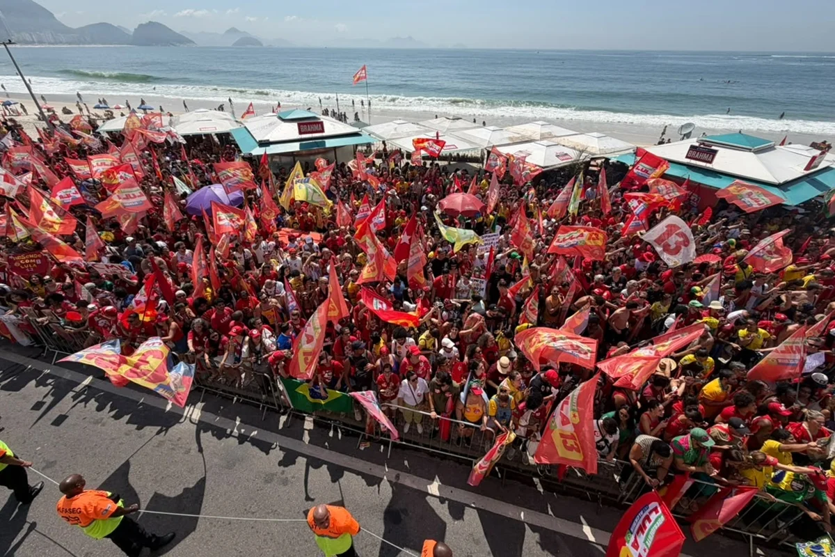 Na capital fluminense, Lula e aliados fazem uma caminhada pela orla Na capital fluminense, Lula e aliados fazem uma caminhada pela orla