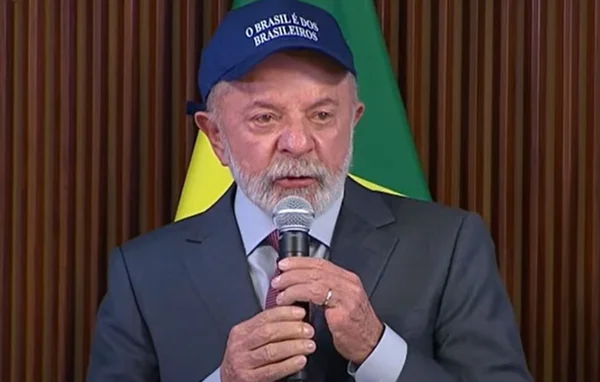Reprodução de imagem colorida do presidente Lula com boné azul - Metrópoles