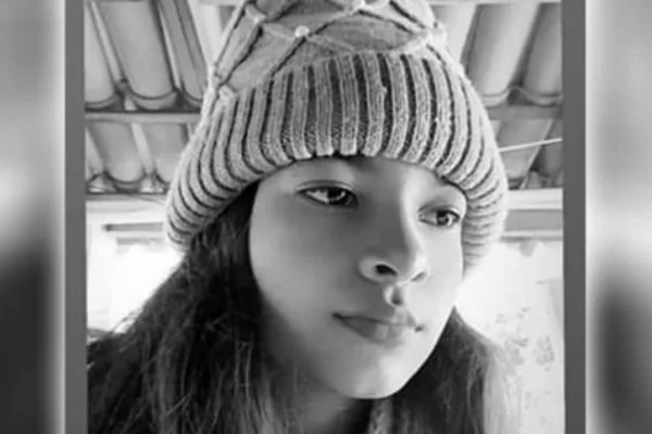 Foto em preto e branco de menina desaparecida
