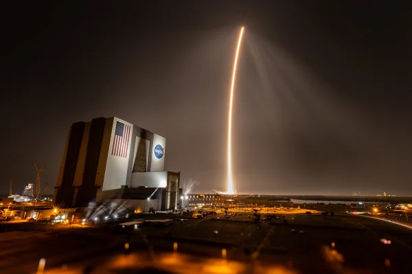 Foto tirada de decolagem de módulo de pouso lunar da Intuitive Machines - Metrópoles
