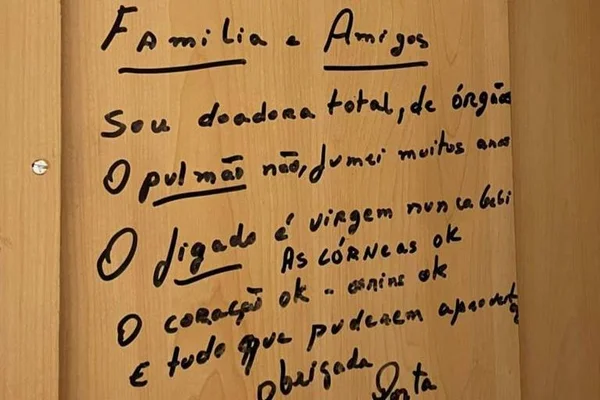 Foto mostra armário de madeira clara com uma inscrição manuscrita feita com marcador permanente - Metrópoles