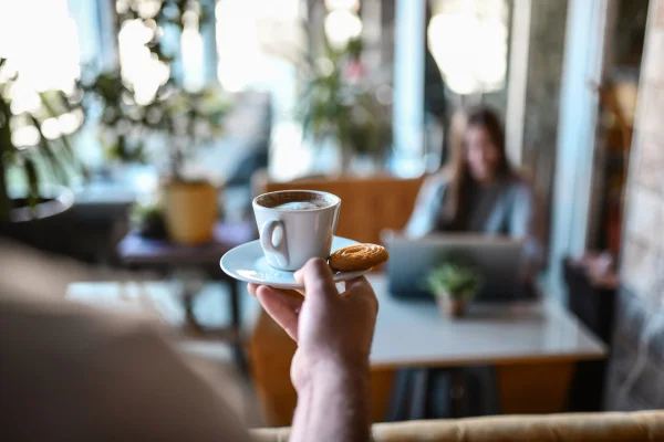 Garçom leva café e um biscoito para mulher após o almoço - Metrópoles