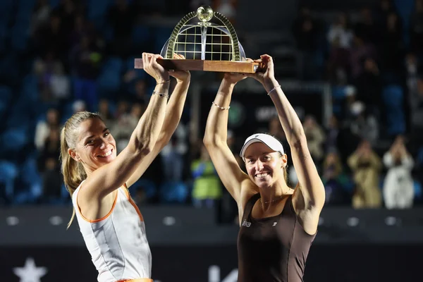Luisa Stefani e Timea Babos são campeãs de duplas no SP Open