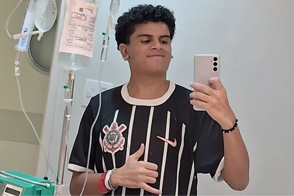 Imagem colorida mostra o jovem Rafael Dias Rufino, que passou por tratamento de câncer - Metrópoles