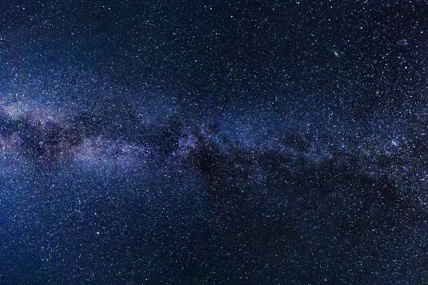 Imagem colorida mostra céu cheio de estrelas - Metrópoles