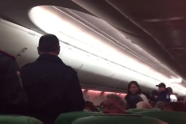 Passageiro não para de soltar pum e avião faz pouso de emergência