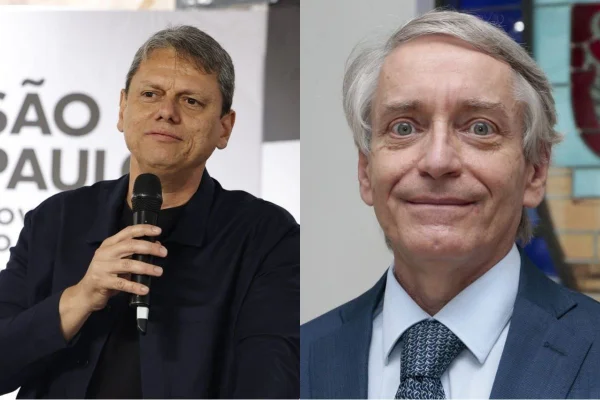 Imagem colorida mostra o governador Tarcísio de Freitas ao lado do novo reitor da USP. Metrópoles