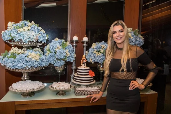 Juliana Rezende recebe amigos em casa para comemorar seu aniversário