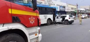 Colisão entre ônibus e carro deixa dois feridos e interdita via no DF - imagem 3 Colisão entre ônibus e carro deixa dois feridos e interdita via no DF - imagem 3