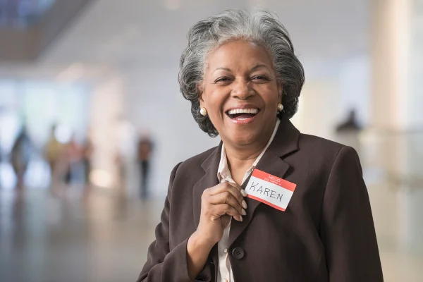 Empresária negra usando crachá com seu nome