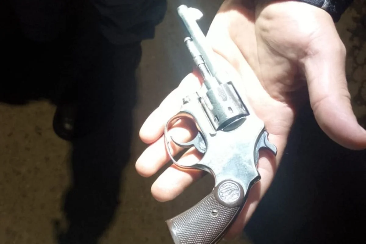 Suspeito morto estava com revólver. Arma foi apreendida. Suspeito morto estava com revólver. Arma foi apreendida.