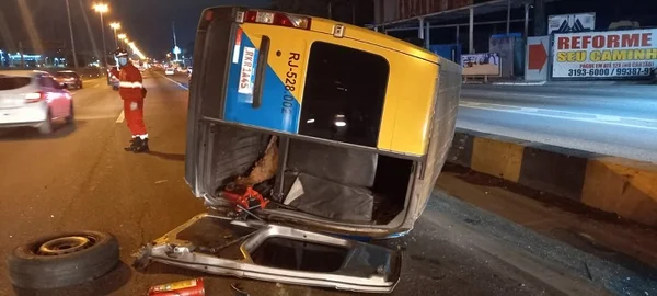 13 pessoas ficam feridas após van tombar em Duque de Caxias