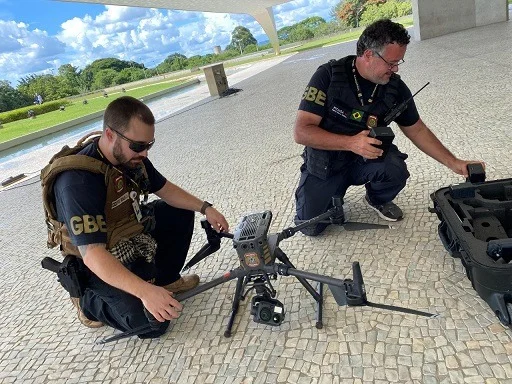 Agentes da Polícia Federal manuseiam drone de mapeamento no Palácio do Planalto