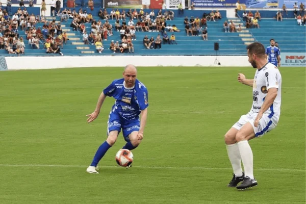 Frei Gilson participando de um jogo solidário