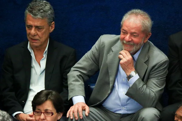 imagem colorida de Chico Buarque ao lado de Lula - Metrópoles