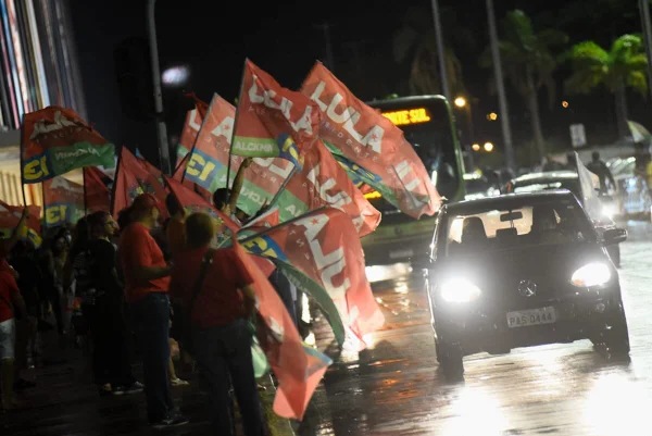 Petistas relatam dificuldades para contratar ônibus para posse de Lula
