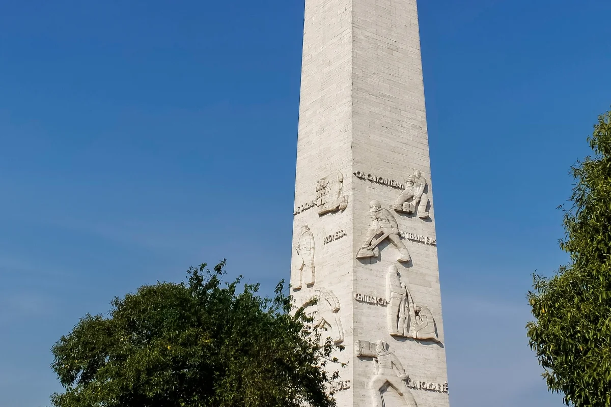 Em São Paulo, diversas homenagens à Revolução Constitucionalista de 1932 se espalham pela cidade, como o Obelisco do Ibirapuera