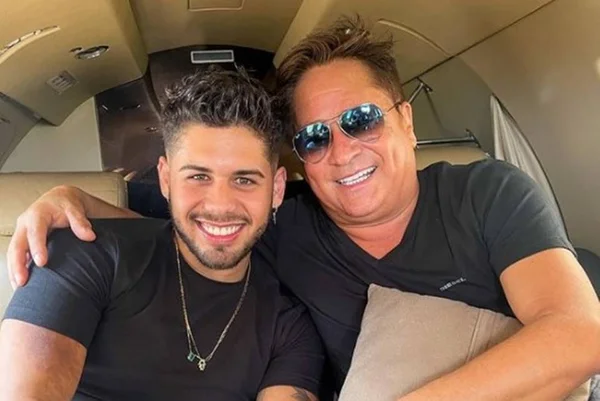 Foto colorida de Zé Felipe e Leonardo em um jatinho - Metrópoles