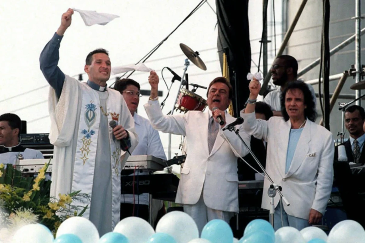 A partir da década de 1990, Roberto Carlos ficou mais próximo do público religioso A partir da década de 1990, Roberto Carlos ficou mais próximo do público religioso