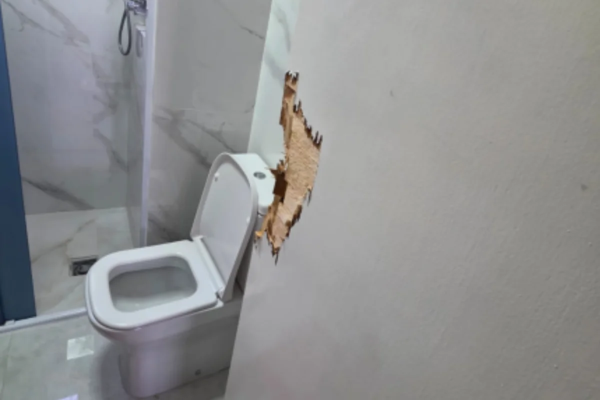Sinais de arrombamento em porta de banheiro onde estava casal - Imagem: Divulgação / Polícia Civil