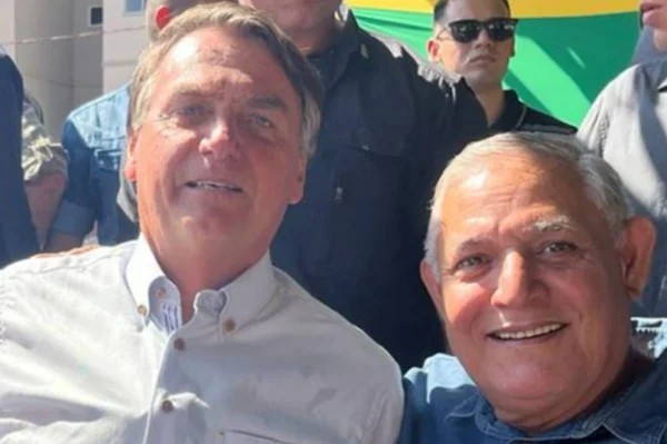 imagem colorida de bolsonaro e tenente aparecido portela