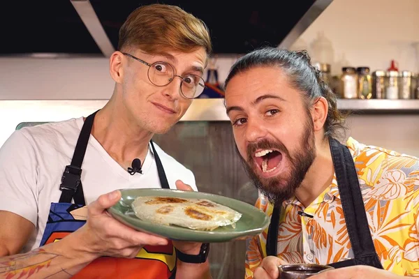 Cozinha de Solteiro: André Pionteke ensina seu famoso gyozá