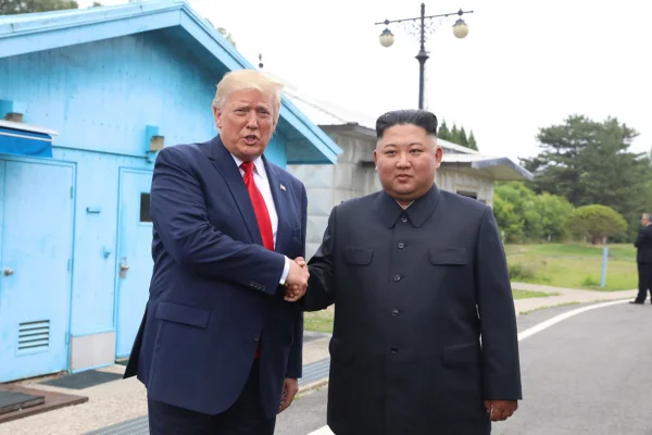 imagem colorida de donald trump e kim jong-un