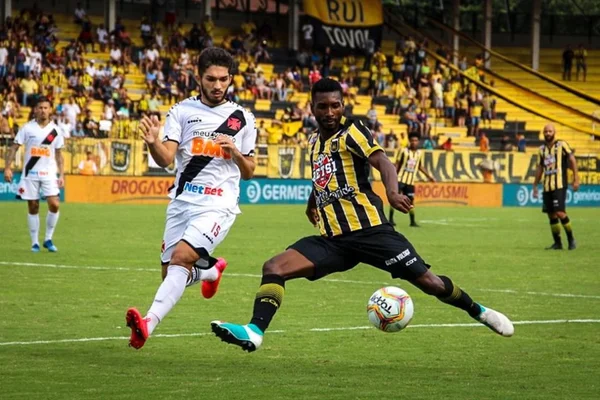 Jogadores de Vasco e Volta Redonda disputam bola