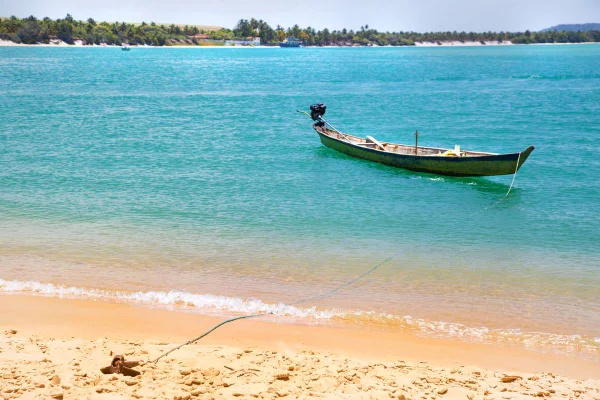 Praia com um barco na margem