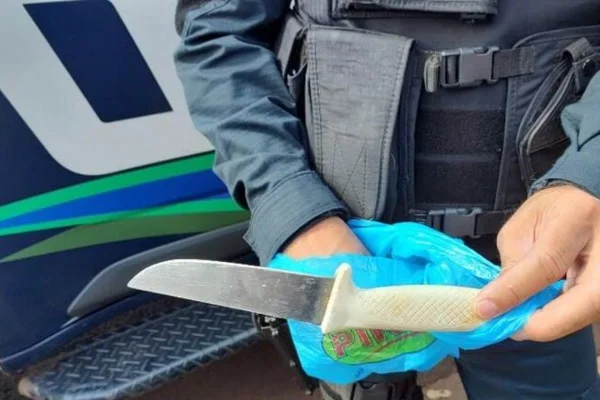 Imagem colorida, patrão é esfaqueado com faca após descontar dívida de funcionário