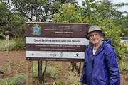 Eugênio Giovenardi na placa que atesta o Sítio das Neves como a primeira área de Cerrado do DF em reserva particular do patrimônio nacional, em caráter perpétuo.